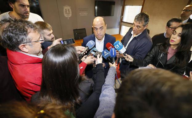 El alcalde de Alicante, Gabriel Echávarri, durante las declaraciones que ha ofrecido a los medios tras intervenir en un acto de la Cruz Roja.