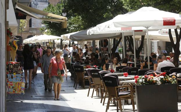 Terrazas de bares y restaurantes en la calle Ribera de Valencia. 