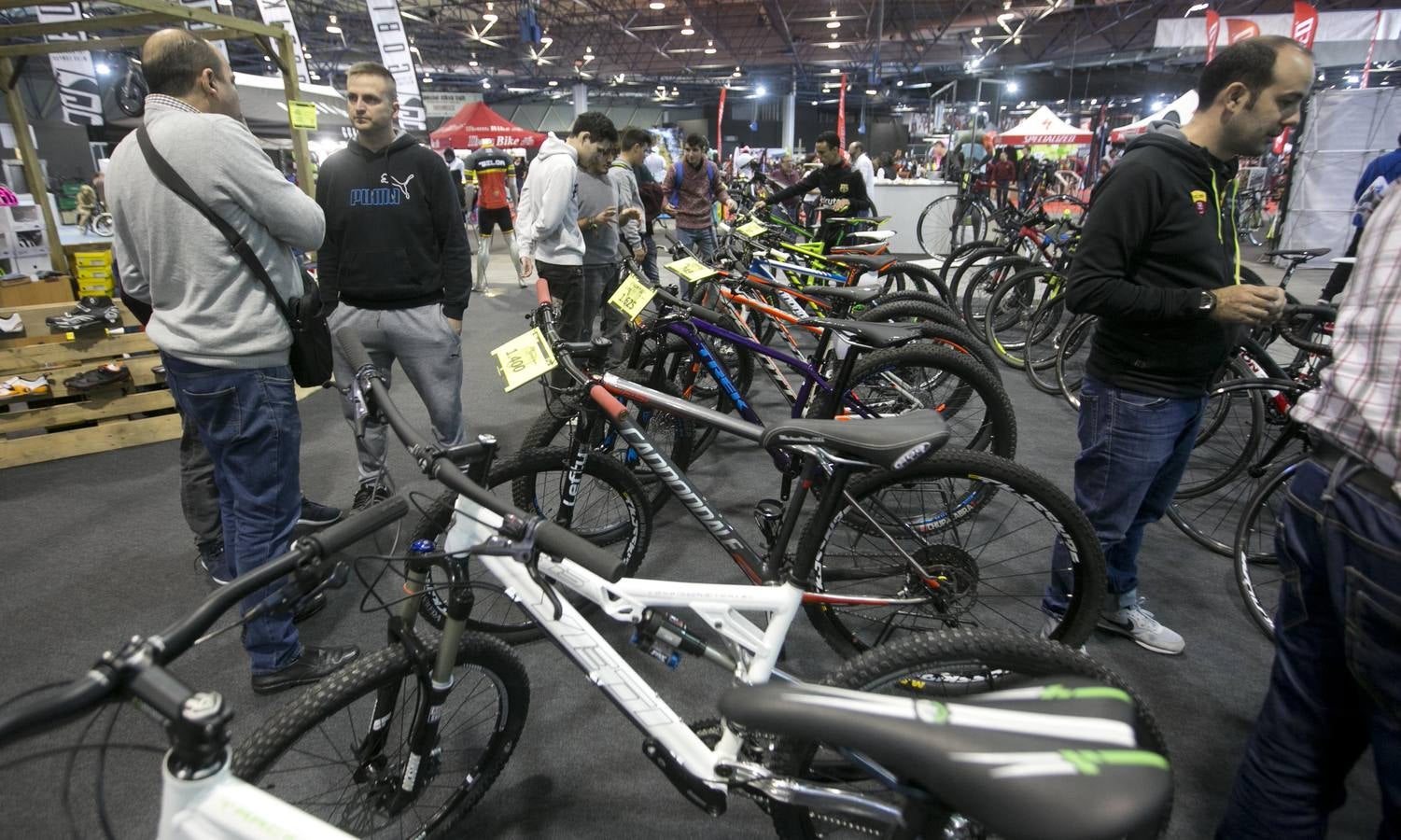 La feria Dos Rodes de Valencia ha sido inaugurada, coincidiendo con la celebración del Gran Premio de Motociclismo en Cheste. Las novedades del mercado de las motos y las bicicletas, en Feria Valencia.