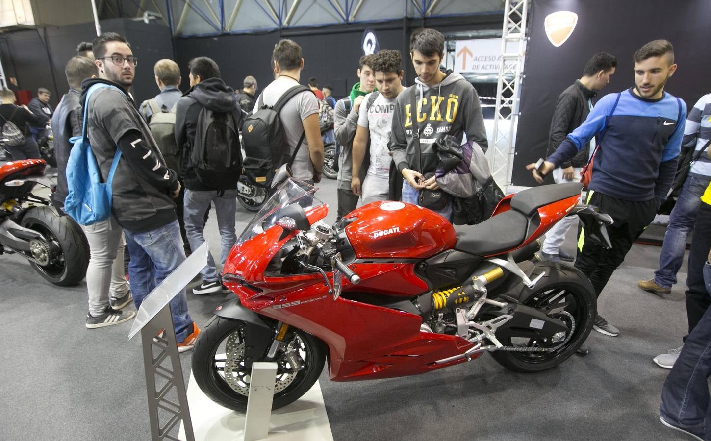 La feria Dos Rodes de Valencia ha sido inaugurada, coincidiendo con la celebración del Gran Premio de Motociclismo en Cheste. Las novedades del mercado de las motos y las bicicletas, en Feria Valencia.