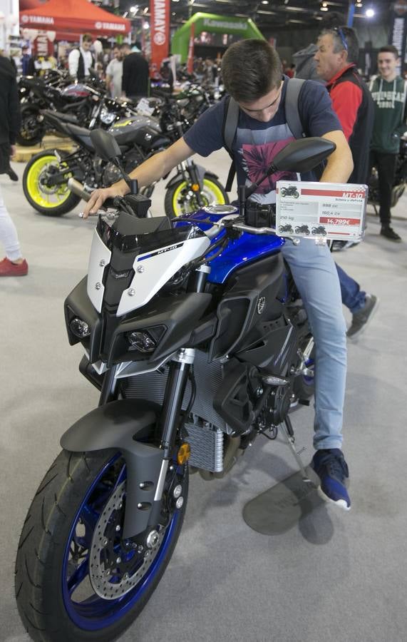 La feria Dos Rodes de Valencia ha sido inaugurada, coincidiendo con la celebración del Gran Premio de Motociclismo en Cheste. Las novedades del mercado de las motos y las bicicletas, en Feria Valencia.