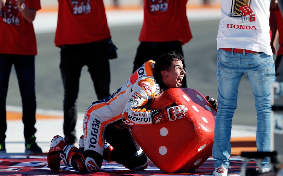 Estas son las mejores imágenes de la victoria de Dani Pedrosa en la carrera de Moto GP y de la proclamación de Marc Márquez como campeón del mundo de MotoGP por cuarta vez