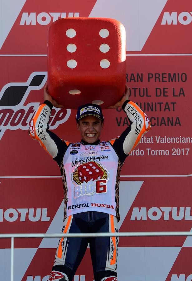 Estas son las mejores imágenes de la victoria de Dani Pedrosa en la carrera de Moto GP y de la proclamación de Marc Márquez como campeón del mundo de MotoGP por cuarta vez