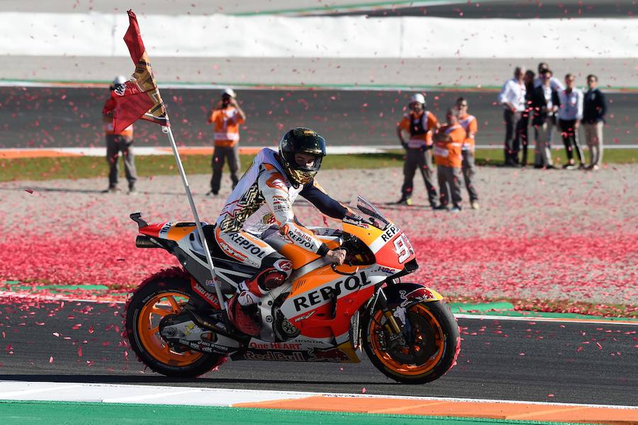 Estas son las mejores imágenes de la victoria de Dani Pedrosa en la carrera de Moto GP y de la proclamación de Marc Márquez como campeón del mundo de MotoGP por cuarta vez