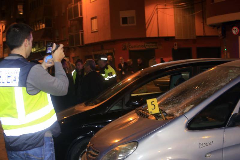 Agentes de policía fotografían el vehículo en el que ha caído el presunto asesino tras lanzarse por la ventana.