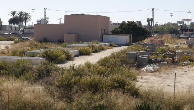 Aspecto de las obras de los depósitos de aguas fluviales abandonados. 