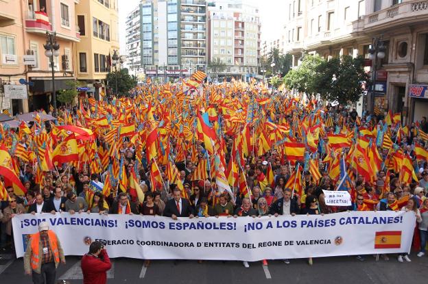 Los manifestantes, durante la marcha que recorrió el centro de Valencia. 