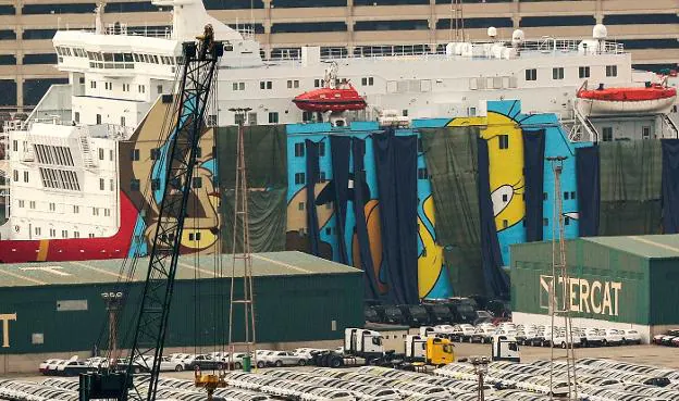 El barco atracado en Barcelona, con los personajes de Warner ocultos tras lonas. 