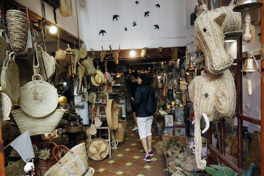 7.- Recuerdos de la niñez: la tienda Simple, en la calle Danzas de Valencia, evoca recuerdos de niñez en Paola. "Cada objeto me recuerda a cuando era niña. Es un viaje en el tiempo", confiesa. De ella destaca que sea "totalmente 'made in Spain'" y la describe como "deliciosa". "Hay artesanía, colonias, cerámica, fardos, juguetes, capazos, mantas…. y sus productos siguen funcionando".