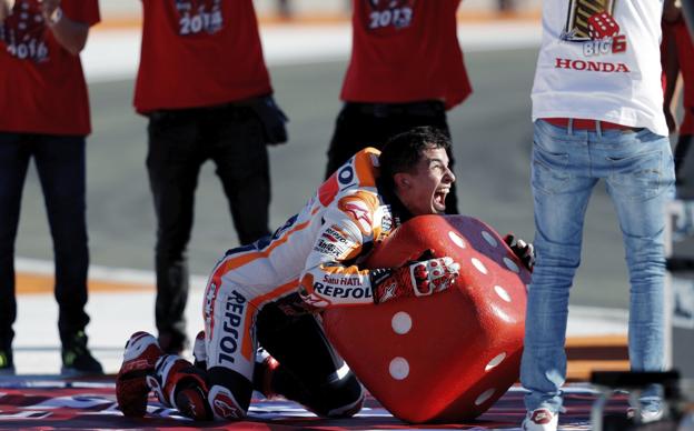 Marc Márquez celebrada el título de MotoGP logrado ayer en Cheste. 