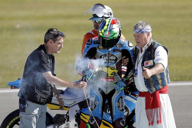 Morbidelli, segundo ayer y campeón del mundo de Moto2, enciende la tradicional traca al final de la carrera. 