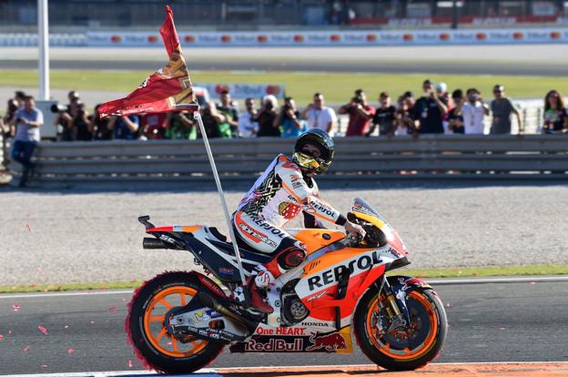 Márquez lució una bandera con el número 1. 