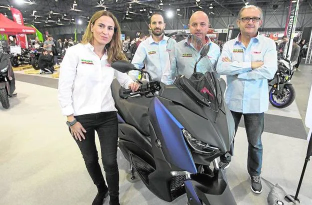 Carlota Serratosa y el equipo de Saica Motos, con el nuevo X-Max 125 2018.