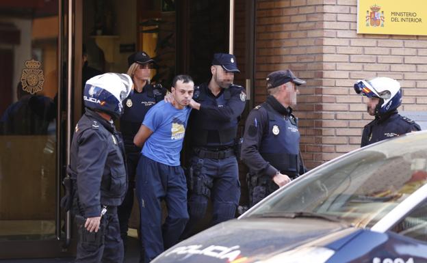 El homicida es trasladado por agentes de la Policía Nacional