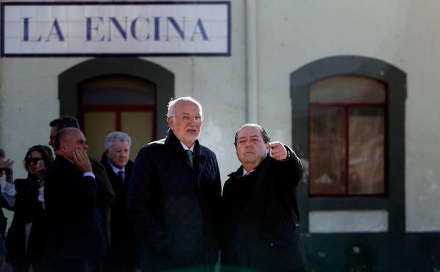 El presidente de la Asociación Valenciana de Empresarios (AVE), Vicente Boluda (d) y el dueño de Mercadona, Juan Roig, en la estación de La Encina. 