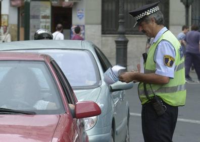 Imagen secundaria 1 - Agentes realizando controles y sanciones de tráfico.