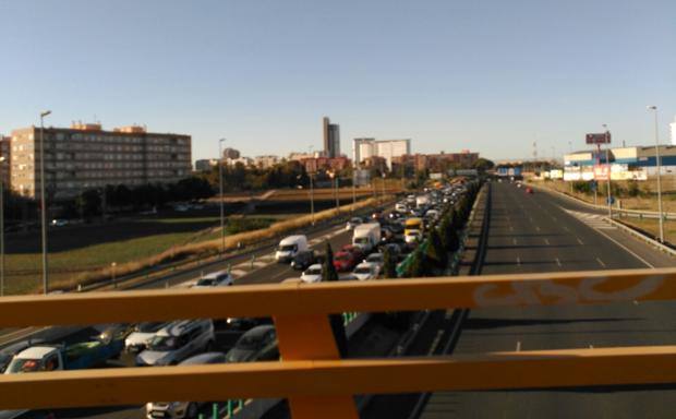 Dos accidentes colapsan la Ronda Norte de Valencia.