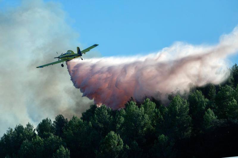 Un air tractor descarga espuma sobre uno de los focos del incendio declarado este mediodìa en la partida de La Solana de la localidad castellonense de Cabanes.