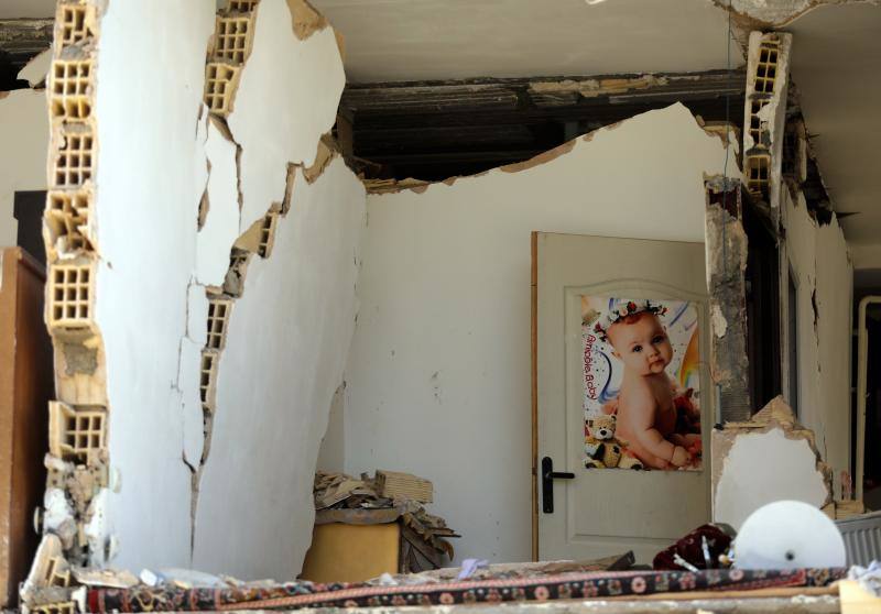 Vista del interior de un edificio dañado tras el fuerte terremoto de 7,3 grados en la escala de Richter que asoló anoche la provincia de Kermanshah, en la ciudad de Pole-Zahab (Irán). La cifra de víctimas del seísmo aumenta a 328 muertos.