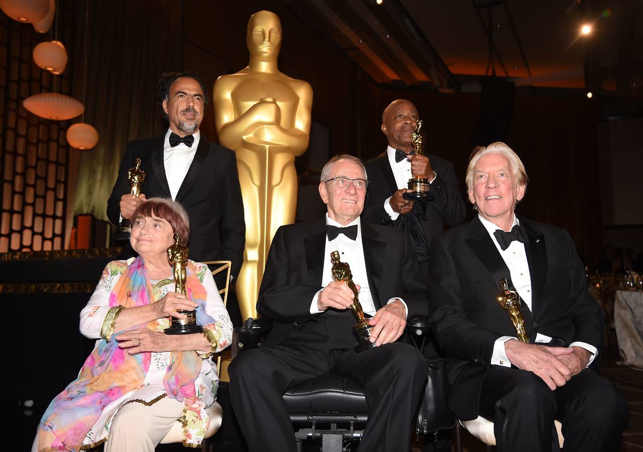 La Academia entregó los Óscar honoríficos al actor canadiense Donald Sutherland, la cineasta belga Agnès Varda, el guionista y director estadounidense Charles Burnett y el director de fotografía neoyorquino Owen Roizman. Además, hubo premio especial para Alejandro González Iñárritu, por la creación de su instalación de realidad virtual 'Carne y arena', junto a su socio, el director de fotografía Emmanuel 'El Chivo' Lubezki.