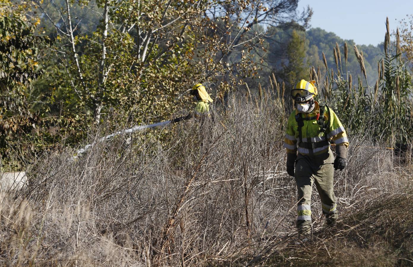 Fotos del incendio en Riba-roja que ha obligado a desalojar varios chalés