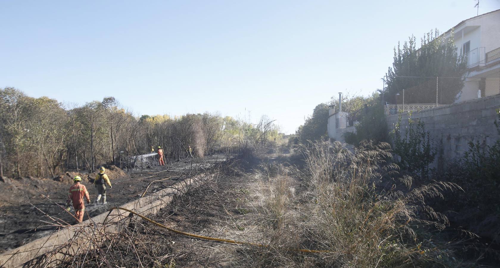 Fotos del incendio en Riba-roja que ha obligado a desalojar varios chalés