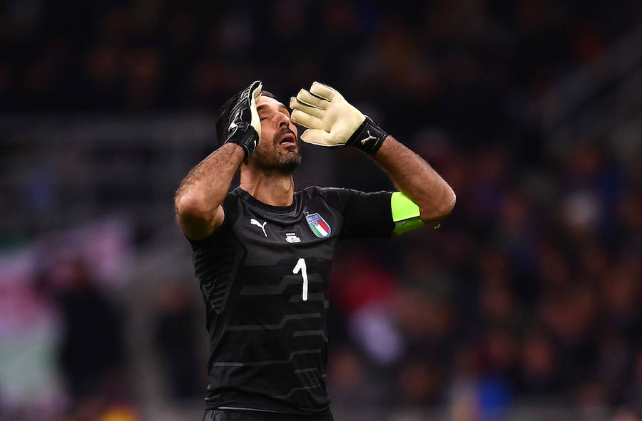 Gianluigi Buffon dice adiós a la Azzurra, tras 20 años y 175 partidos internacionales, con la triste eliminación de Italia ante Suecia en la repesca europea para el Mundial.