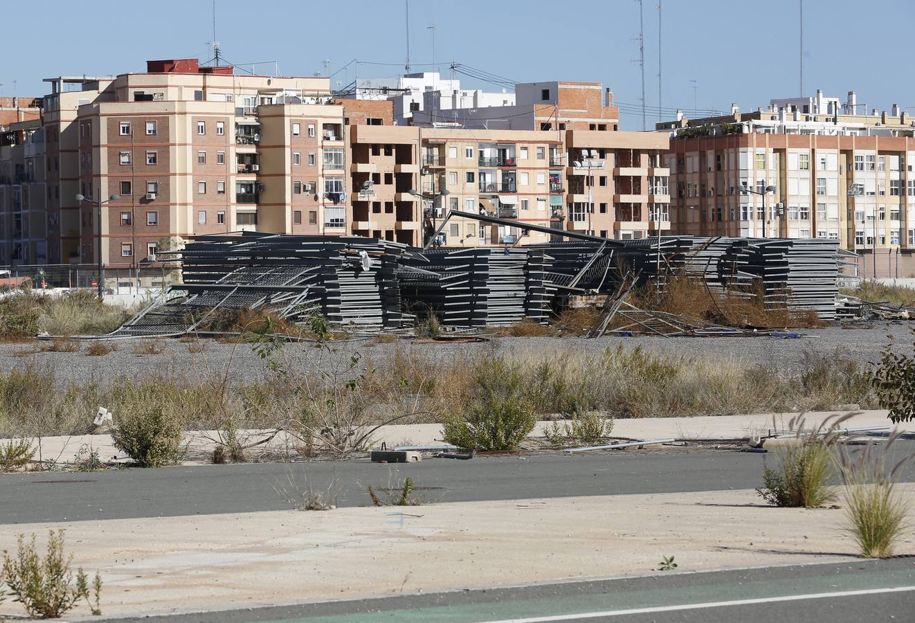 Comienzan los trabajos para eliminar 5.000 piezas del trazado semiurbano de Fórmula 1 de Valencia. Las obras empezarán junto al tinglado 2 y se extenderán al resto de zonas. La parte del Grao, la más deteriorada.