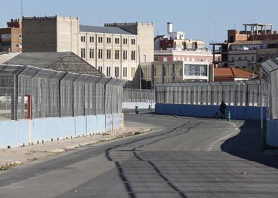 Imagen secundaria 1 - Desmontaje de los tinglados donde se ubicaron los boxes y el deteriorado entorno del circuito en la zona del Grao.