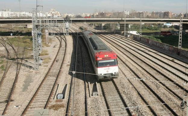 Vías del tren cruzando Valencia por el barrio de Malilla en dirección a la Estación del Norte.