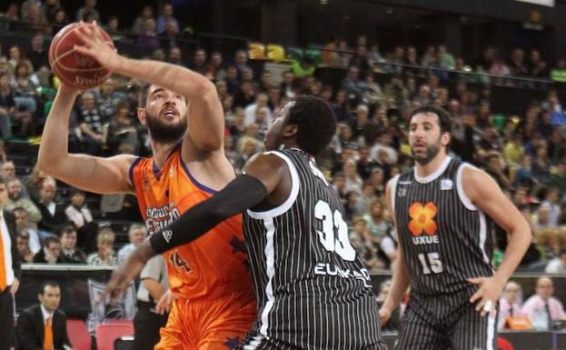 Bojan Dubljevic, ante el Bilbao Basket. 