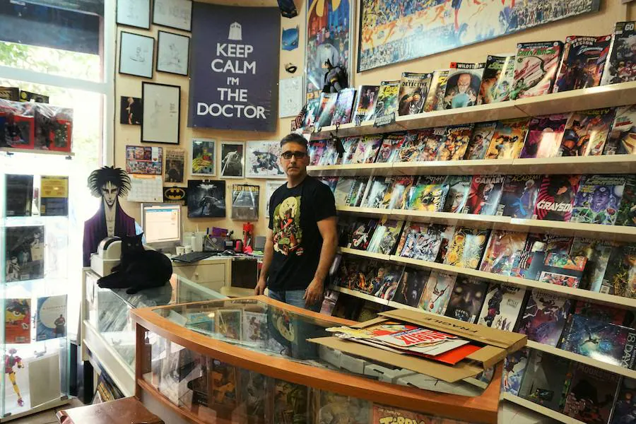 GOTHAM COMICS | Vibrantes colores, carteles, miles de cómics y un precioso gato negro caracterizan esta librería especializada que lleva desde 1998 pasando páginas. También en el carrer de Russafa, Antonio Matamoros rige este comercio especializado en importación pero que además oferta un amplísimo catálogo de tebeos en español. «Mi negocio es pequeño, se tiene que mantener en lo que está, funciona muy bien desde hace 19 años dentro del sector. No espero nada en especial del año que viene», asegura Matamoros sobre la permanencia futura de su local. Antonio afirma que la clave para aguantar en el mercado es «la personalidad del negocio».