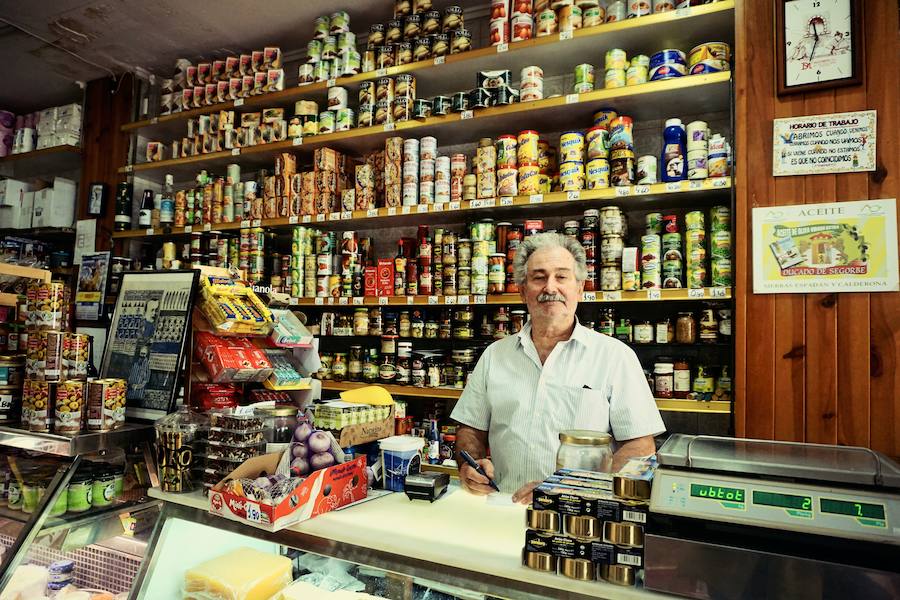 EL NIÑO LLORÓN | Situado en el número 58 del carrer de Russafa es sin duda el emblema indiscutible del comercio en el barrio. Mateo Crespo espera y atiende, con su mirada afable y acogedora, a la multitud de personas que entran y salen de su más que tienda, parada obligatoria. Fundado en 1903 en el Mercado Central, la nueva clientela no cesa para este comercio de ultramarinos que decidió trasladarse en 1930 y colgar en Ruzafa el mítico cartel que le da nombre. Un negocio heredado ya por dos generaciones que según Mateo se mantiene por su gran «personalización». Cuida su marca con cariño y tiene claro que no piensa dejarla en manos de alguien que no le guste: «Antes la cierro’» asegura. «Si hay alguien que quiera trabajar, con ganas y cariño, se puede mantener perfectamente» afirma Mateo, que explica que la fórmula de su éxito se basa en hacer las cosas con «cuidado, esmero y atención. Es lo único que te hace sobrevivir».