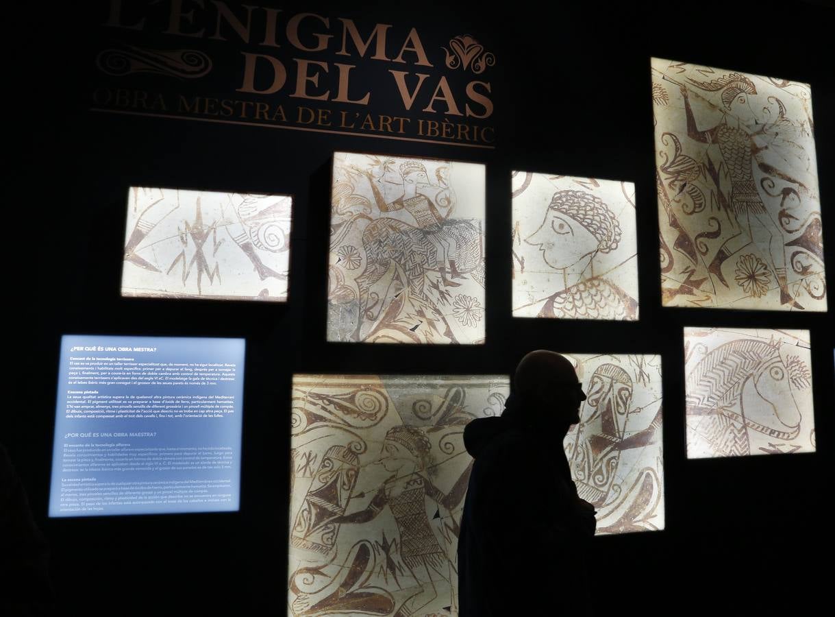 El Museu de Prehistòria ha presentado la exposición (abierta hasta marzo de 2018) 'L'enigma del Vas. Obra mestra de l'art ibèric', una propuesta museística del período íbero que ahonda en los misterios del Vaso de los Guerreros de Llíria, una pieza de gran valor que ha suscitado diversas interpretaciones a lo largo de la historia.