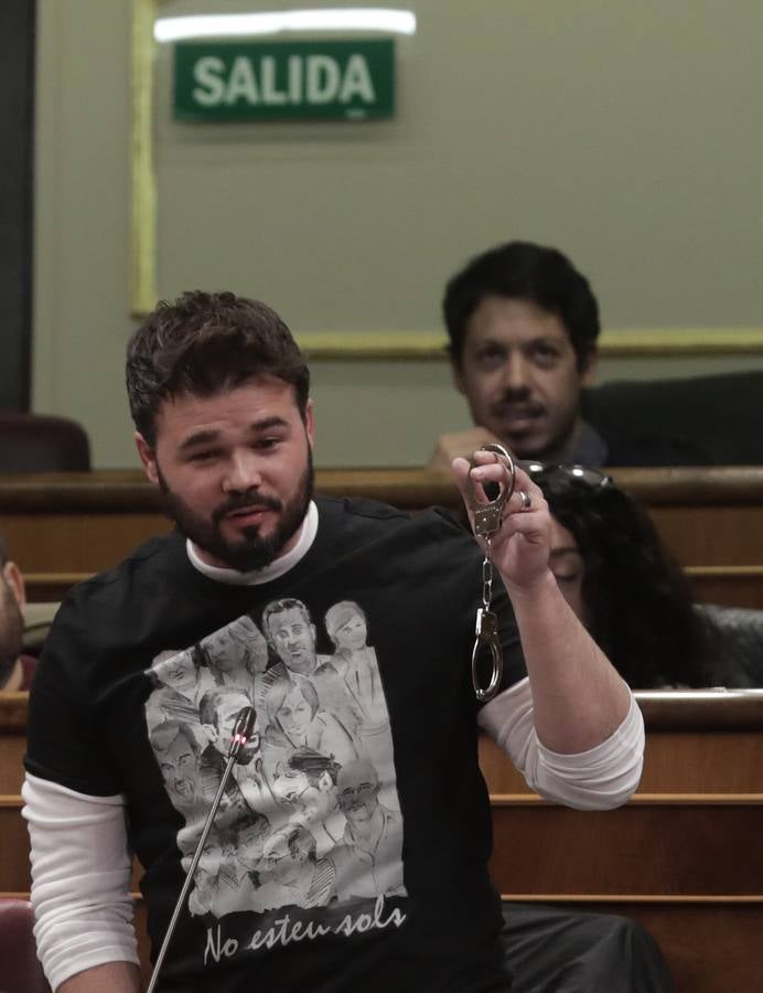 El portavoz adjunto de ERC, Gabriel Rufián, ha expresado hoy su deseo, esgrimiendo unas esposas, de que el presidente Rajoy acabe "algún día con unas de éstas". Rufián, vistiendo una camiseta con las fotos de los antiguos miembros del Govern encarcelados, ha denunciado que el Gobierno central ha hecho de las cárceles la "pesadilla" de los catalanes, "pesadilla" que tendrá su réplica en las urnas en las elecciones de diciembre.