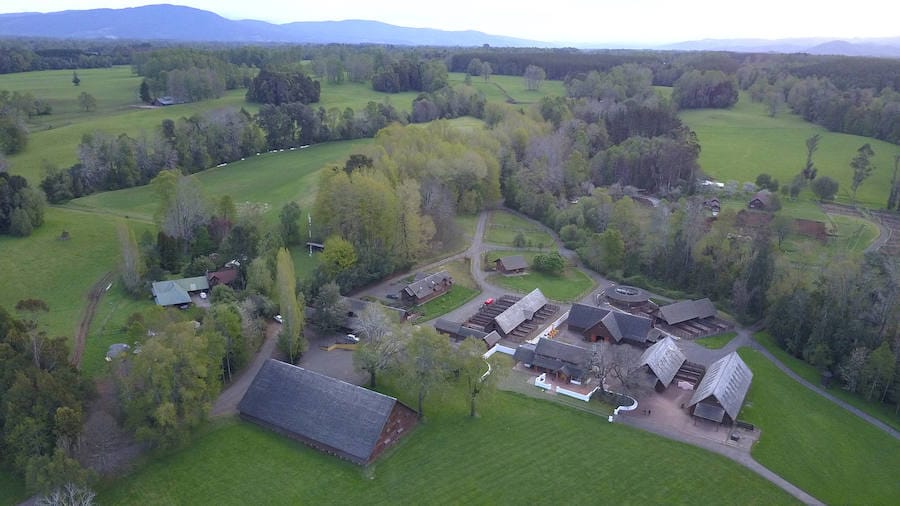 La Escuela de Arte Ecuestre de Chile se constituyó en 2002 en una finca de 700 hectáreas situada en un pequeño pueblo del sur de Chile llamado Huiscapi donde abunda la vegetación autóctona propia de la Araucanía.