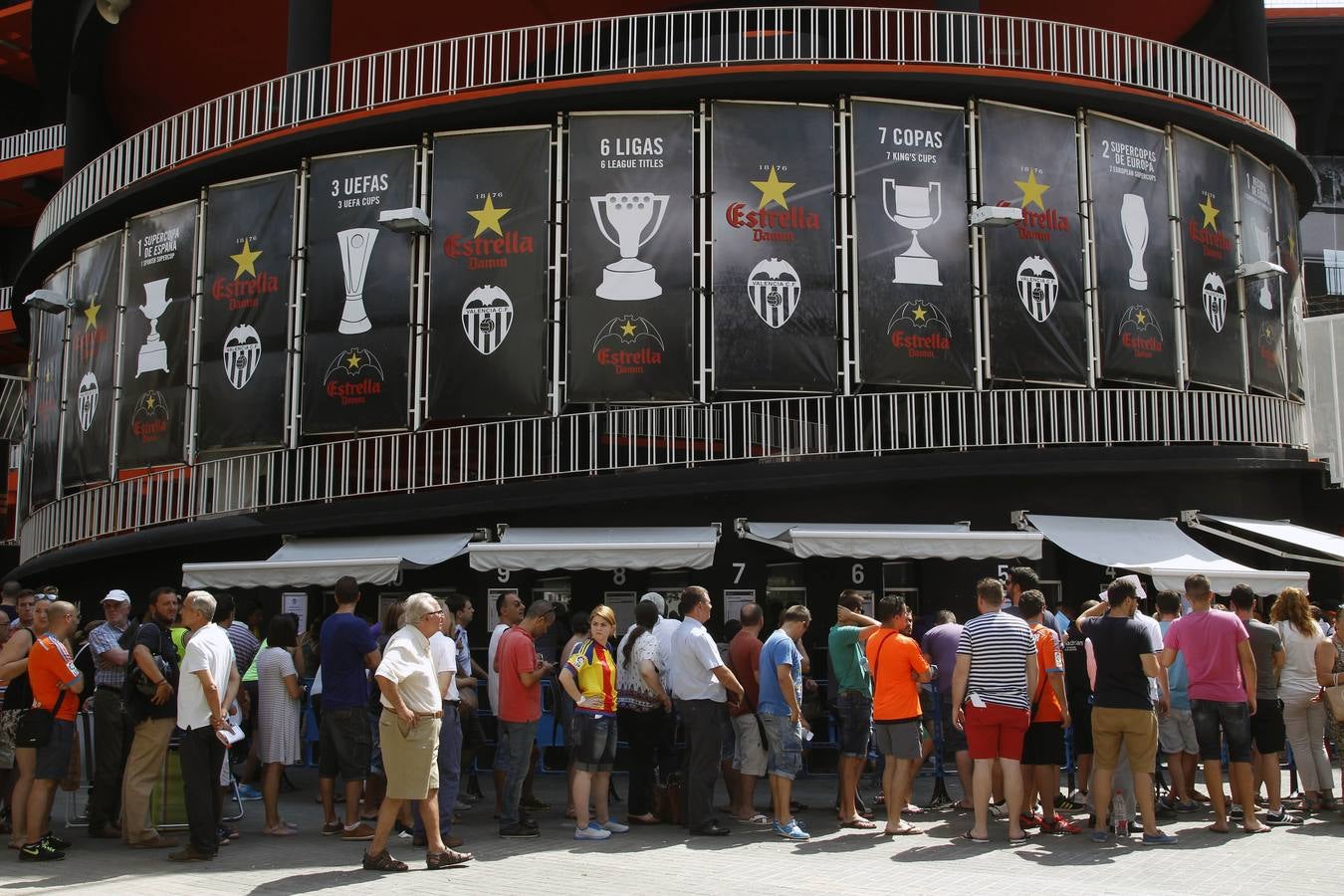 Colas en Mestalla para comprar las entradas del Valencia-Barcelona.