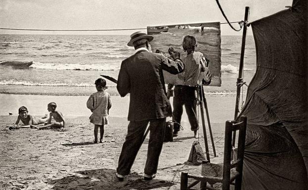 Joaquín Sorolla pintando en la playa.