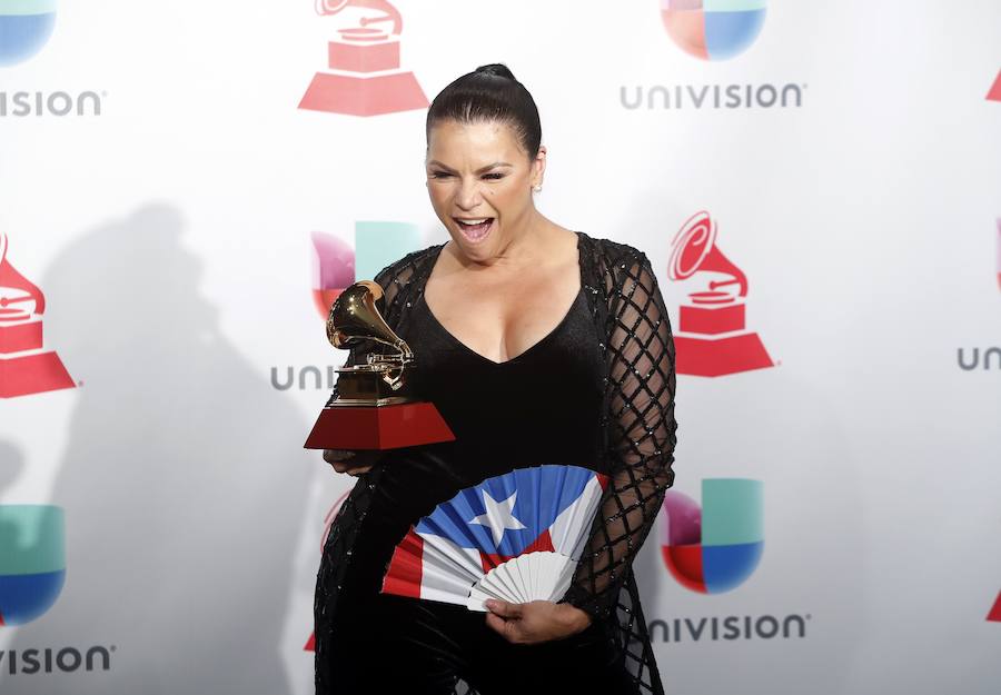 La cantante puertorriqueña Olga Tañón posa con su premio a "Mejor Álbum Fusión Tropical".