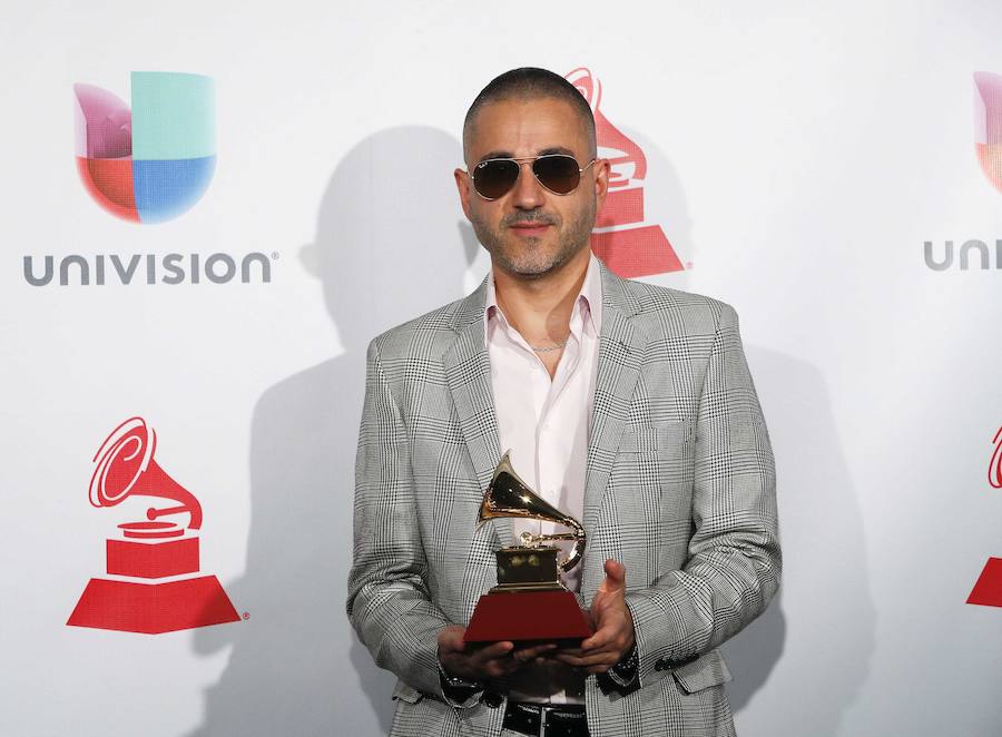 El compositor Rafael Arcaute sostiene su premio a "Mejor Canción Urbana"