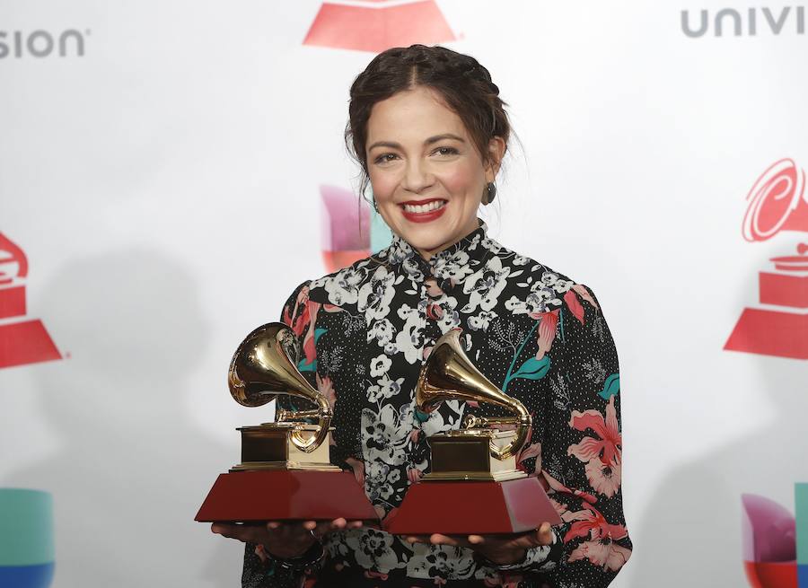 La cantante mexicana Natalia Lafourcade posa con sus premios por "Mejor video musical de larga duración" y "Mejor Álbum Folk"