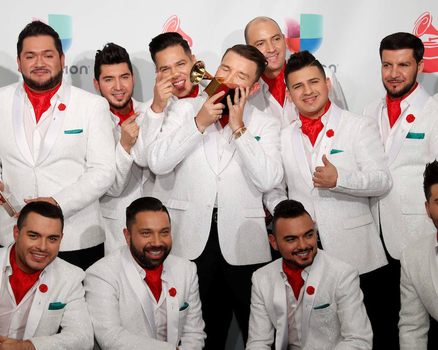 Ayer y Hoy, con el Grammy Latino a l Mejor Album de Banda por 'Banda El Recodo De Cruz Lizarraga'.