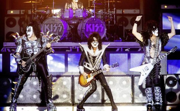 Miembros de banda de rock 'Kiss', durante una actuación en 2012. 
