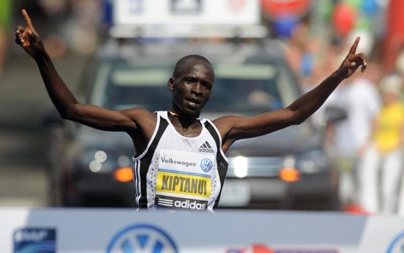 4. Eliud Kiptanui (Kenia). Dorsal 4. Su marca es de 2:05:21 en Berlín 2015. Una leyenda del maratón.