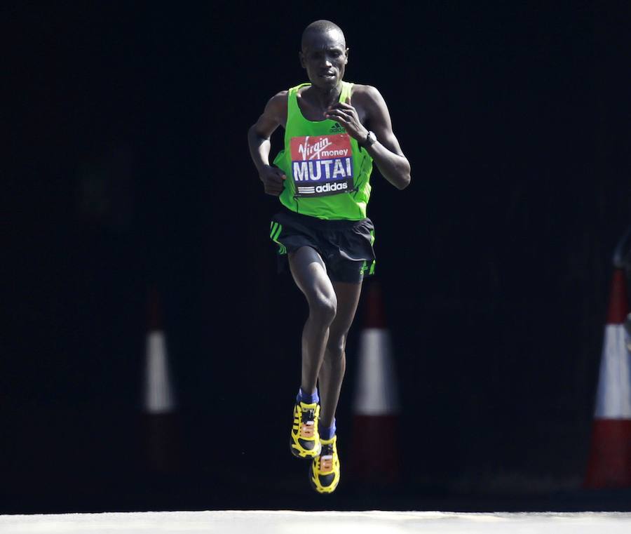 1. Emmanuel Kipchirchir Mutai (Kenia). Dorsal 2. Tiene el mejor registro en un maratón de todos los participantes: 2:03:13, logrado en Berlín 2014.Mutai tiene el récord mundial en la distancia de 30K (1:27:37)