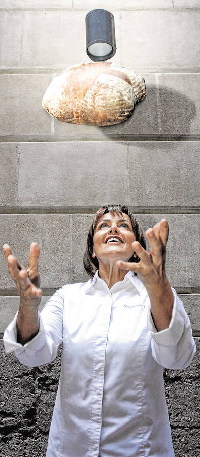 María José San Román se halla al frente del Restaurante Monastrell, en Alicante. Sus vistas al Mediterráneo son privilegiadas, pues se encuentra ubicado en el puerto y paseo marítimo de la ciudad, junto al Real Club de Regatas. Su cocina combina la innovación con la tradición mediterránea, y sus fieles aliados son los productos propios de nuestra gastronomía como el azafrán, los arroces o el aceite de oliva virgen extra.