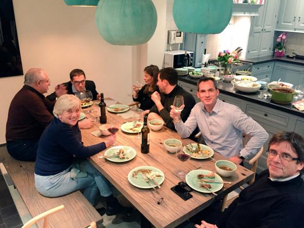 Puigdemont y los exconsellers cenan el jueves invitados en  casa del diputado flamenco Lorin Parys, segundo por la derecha.  