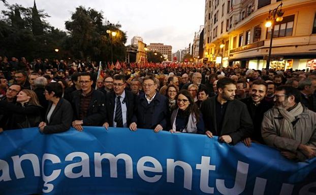 Cabecera de la manifestación con Ximo Puig y Mónica Oltra, entre otros.