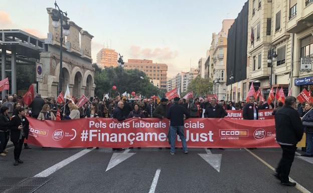 Patronal y sindicatos reivindican mejorar la financiación y los partidos reprochan al PP su ausencia