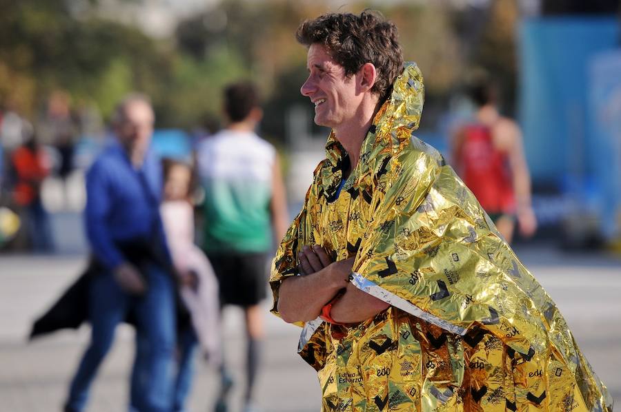 Miles de personas participan en la prueba que gana Kitwara con el récord del Maratón de Valencia